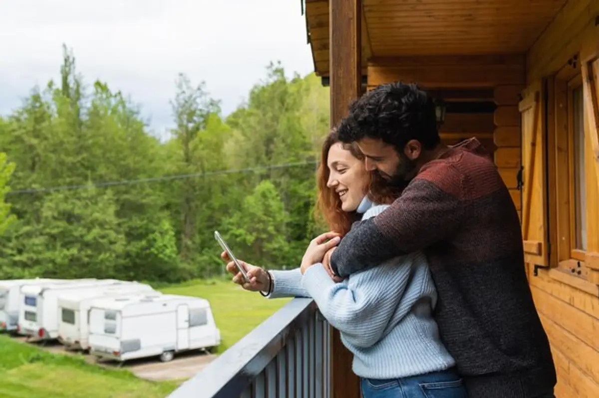 tiny house roues forêt, mini maison moderne, couple tiny house nature