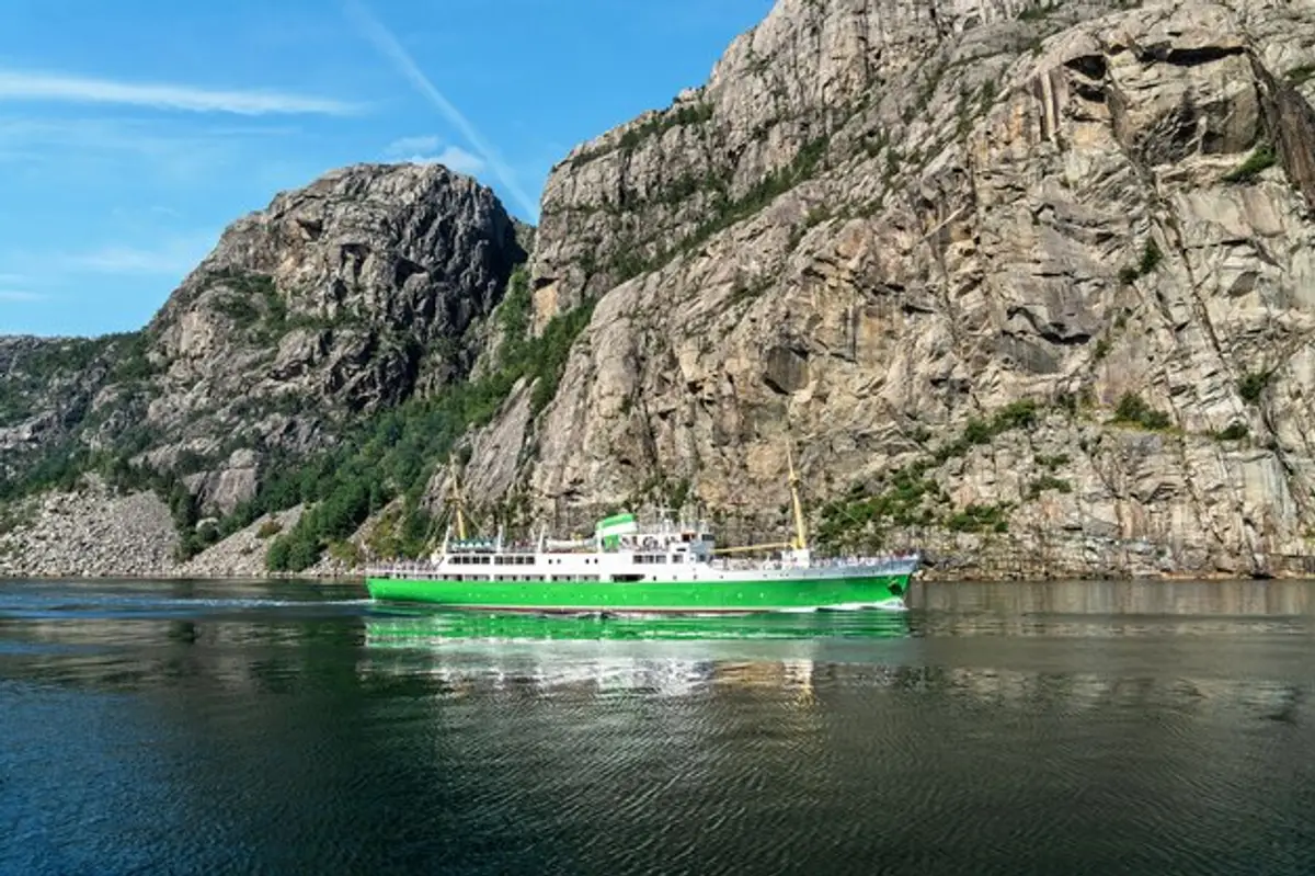 canal corinthe falaises bateau turquoise