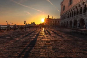 Rome Colisée coucher soleil rues pavées