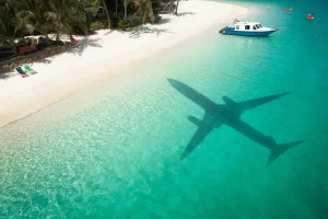 avion survolant plages turquoise Seychelles
