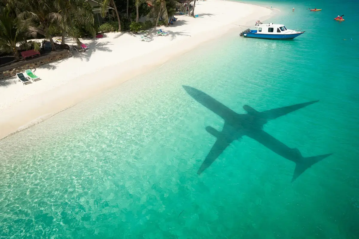 avion survolant plages turquoise Seychelles