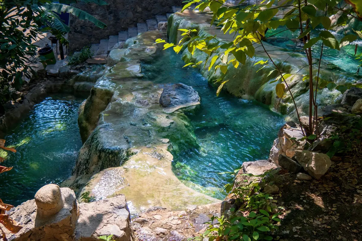 piscine naturelle Corse turquoise cascade granit