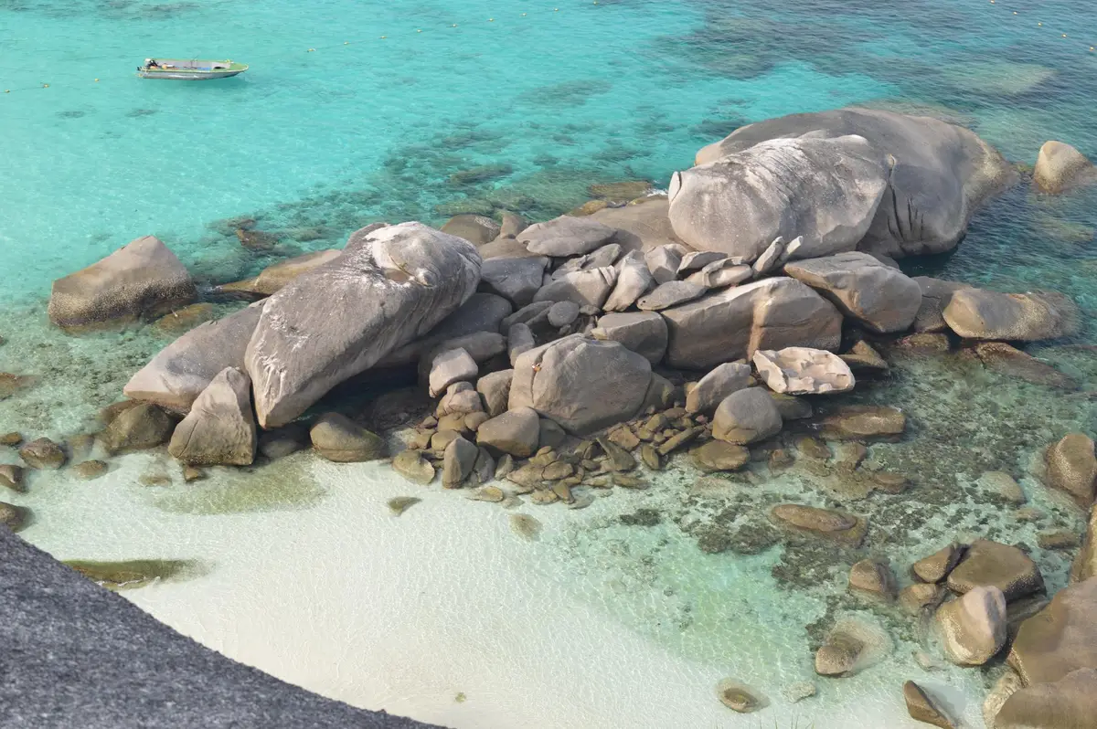 plage seychelles rochers granit mer turquoise