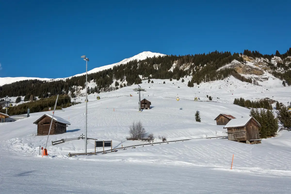 station ski France Alpes pistes enneigées