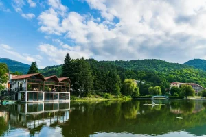 lac de come village