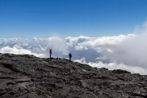 randonneurs nuages volcan