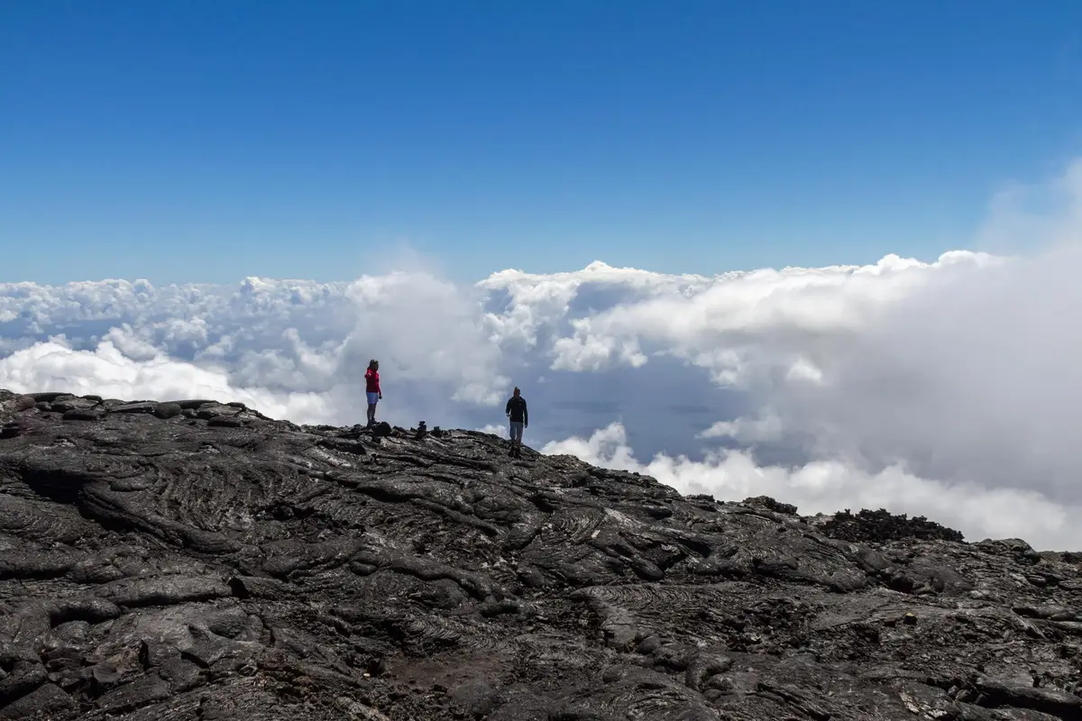 randonneurs nuages volcan